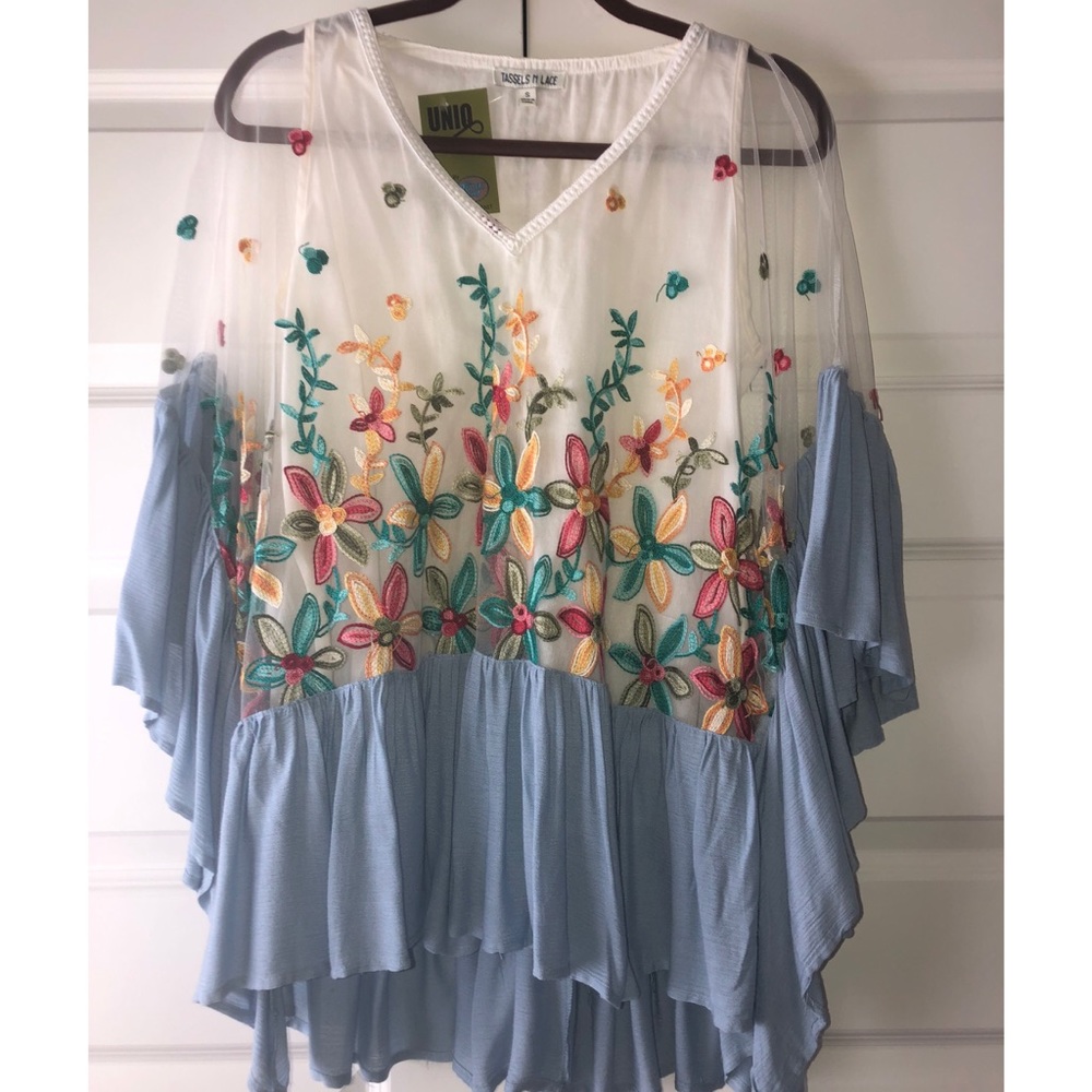 NWT Flowy Blouse. Size Small.